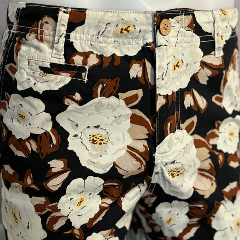 White Magnolia Stretch Short: Dark